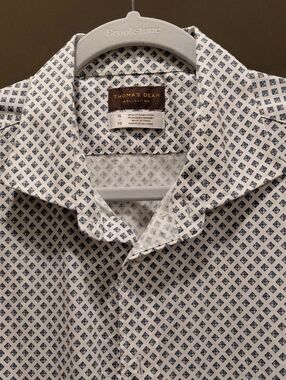 Thomas Dean White Short Sleeve Button-Down Shirt with Navy Geometric Print